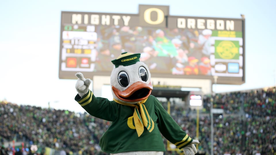Oregon is back in the top five of the AP Top 25 poll, Miami leads pack of 5 ranked ACC teams