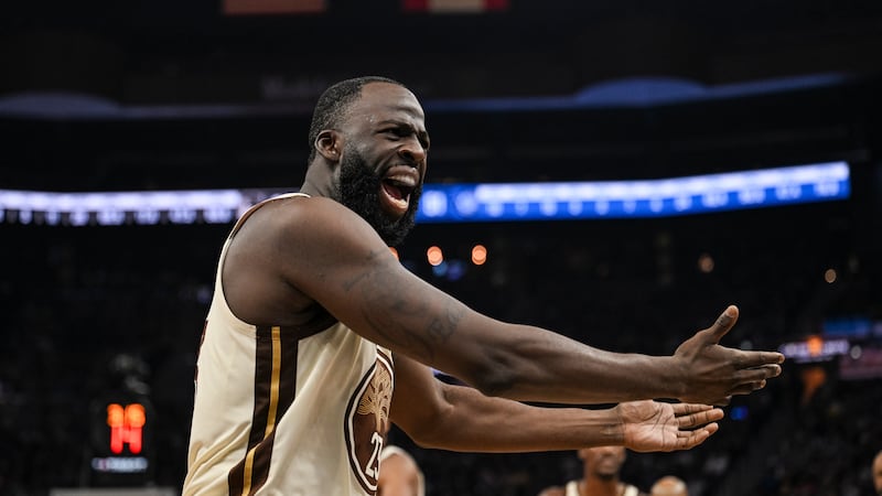 Draymond Green, Steve Kerr have heated exchange in huddle during timeout before Green leaves court