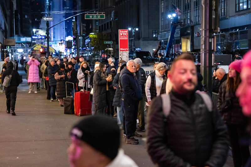 Shoppers line up to score Black Friday deals