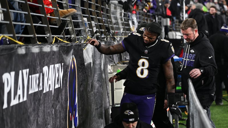 Ravens' Lamar Jackson leaves in the 2nd quarter against Patriots with a back injury