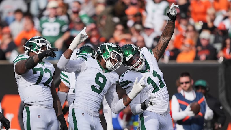 Hall and Fields help the Jets edge the Bengals 39-38 for their 1st win of the season