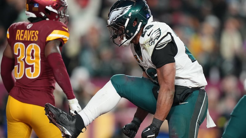 Jalen Hurts and the Eagles win their second NFC East title in a row by beating the Commanders 29-18