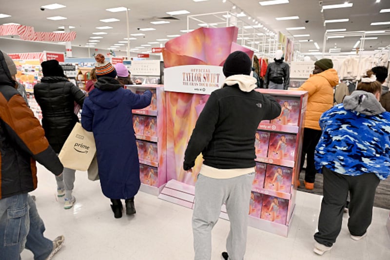 Shoppers line up to score Black Friday deals